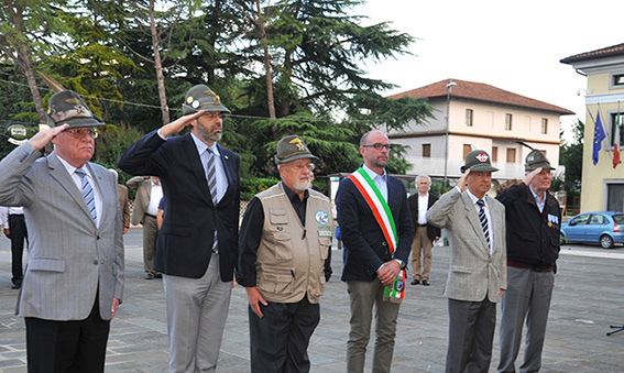 Cerimonia alzabandiera e deposizione corona al monumento ai caduti