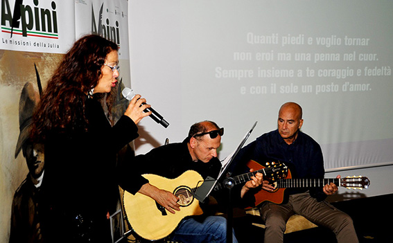 Il gruppo musicale del Prof. Barzan suona la canzone degli Alpini